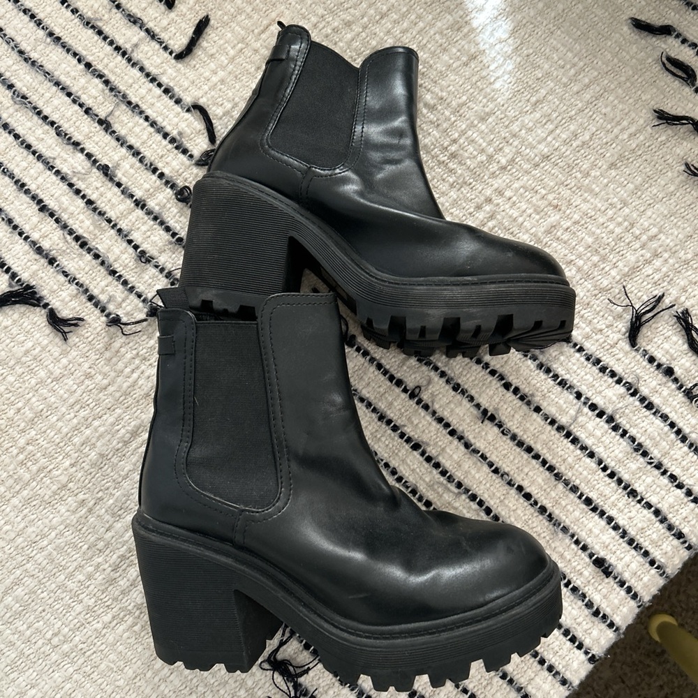 Urban Outfitters Black Chunky Chloe Chelsea Boot - Picture 3 of 8